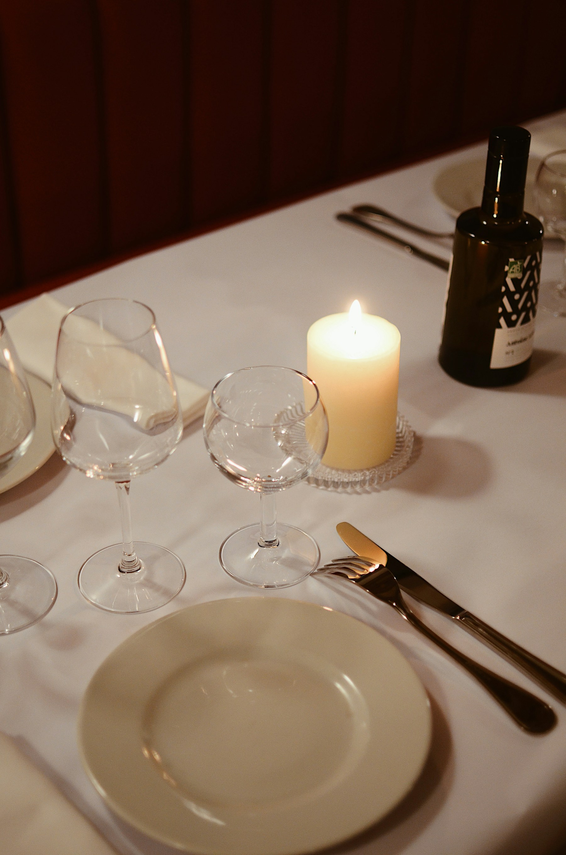 Table élégante dressée à la lueur d’une bougie