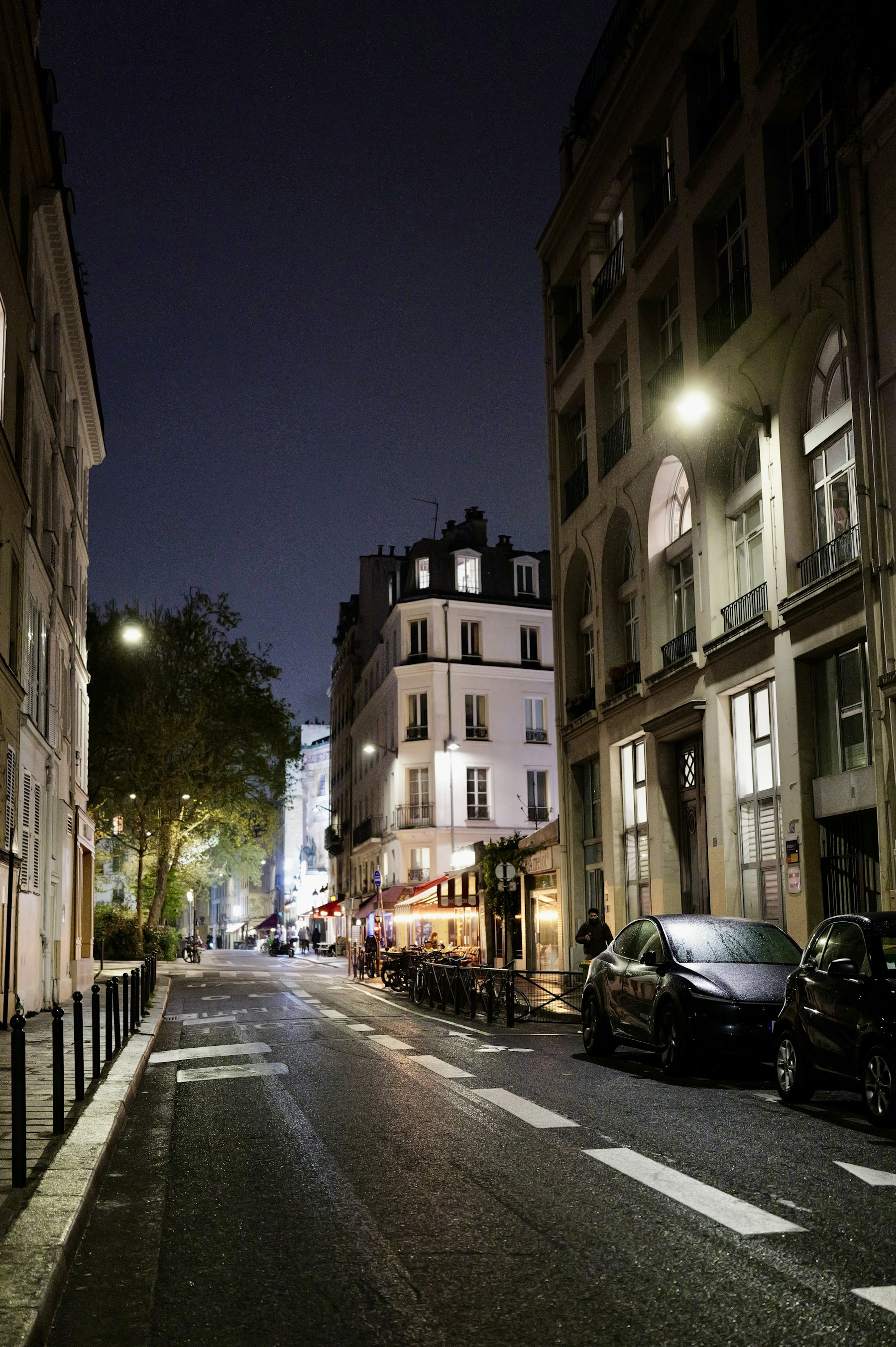 Rue parisienne éclairée à la tombée de la nuit